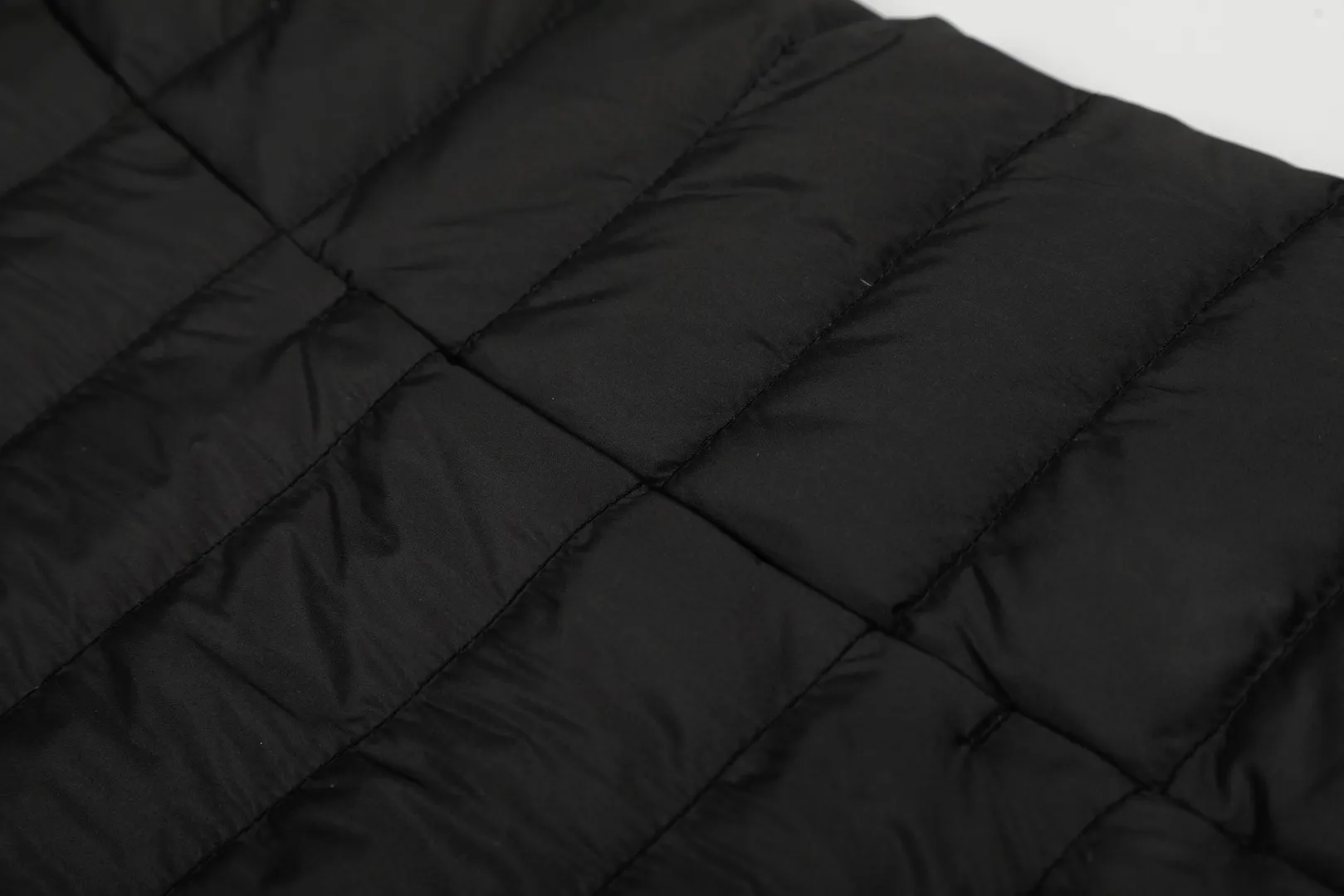 P360 top quality" Style number: 9001# [Ralph Lauren winter basic classic solid color embroidered goddess down vest] ✅Ralph Lauren American retro college style winter basic goddess style down vest ✅90% high-quality white duck down Filling 150g ✅Anti-running velvet treatment on the inside Detailed workmanship in place ✅Pair it with a sweater or sweater jacket of the same color OOTD is amazing~ ✅Tips: Hemp flowers/small twists of the same color Knitted sweaters are also available and can be matched with suits~ ✅Goddess version, the maximum size can be worn up to 160 pounds, loose and comfortable, no pressure ✅Milk white is a hot color, a must-have item for the goddess wardrobe in winter! Size: S-XL Color: Milk White Black Navy